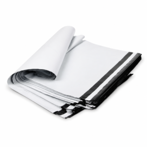 Białe foliopaki kurierskie z paskiem samoklejącym ułożone na białym tle.